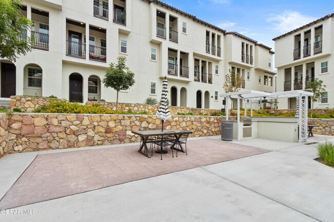 Primary Photo - 328 Vin Raliuga Ct