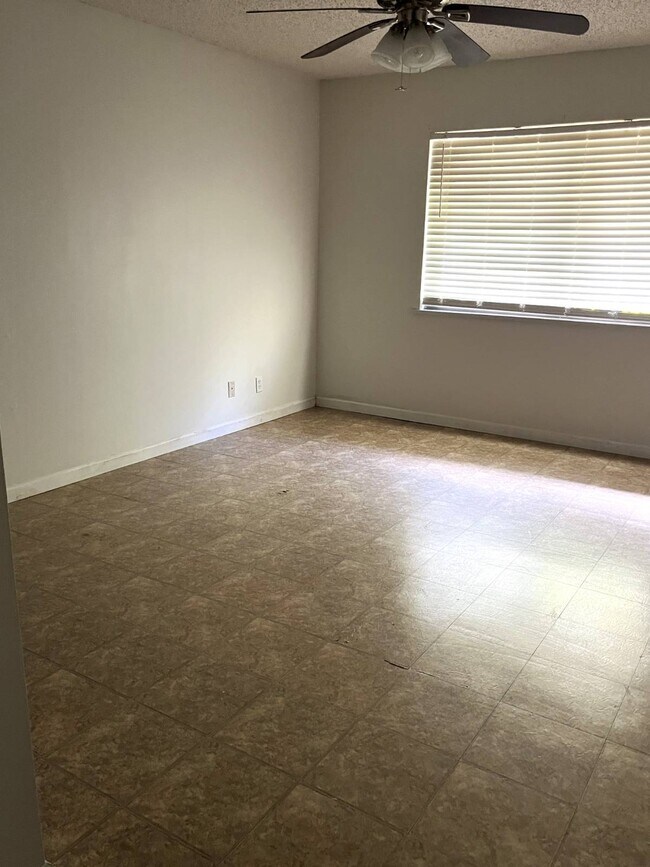 Building Photo - 538 Camelot Dr