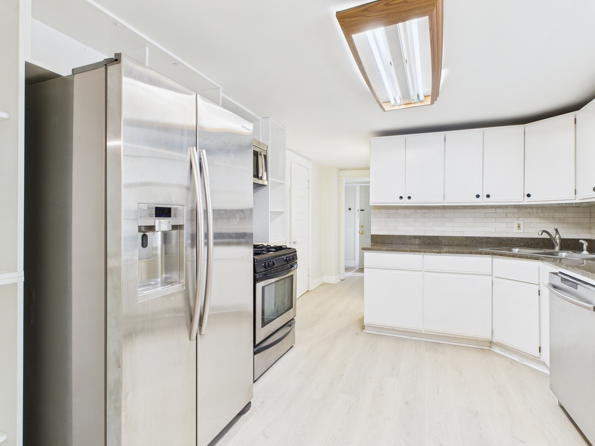 Building Photo - 1541 W Barry Ave