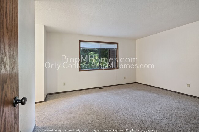 Building Photo - Spacious Tri-level Four Bedroom Home On Qu...