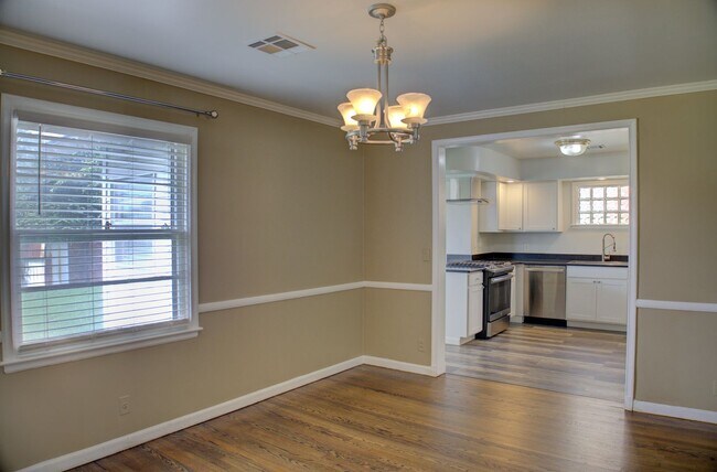 Building Photo - Well Maintained Midtown Home