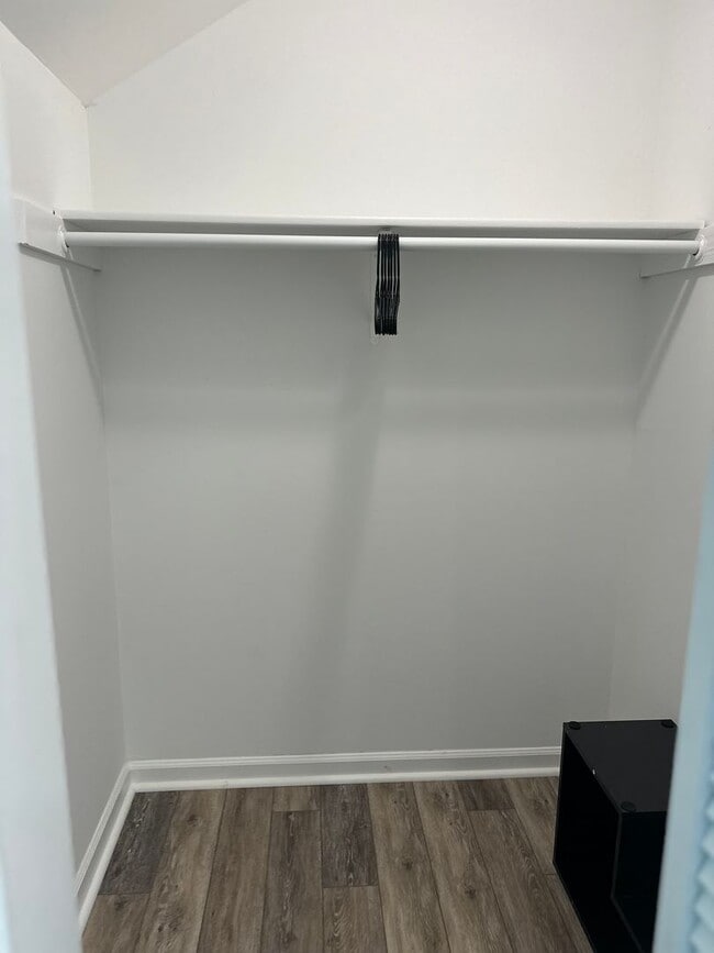 Building Photo - Fully furnished condo minutes from the beach!