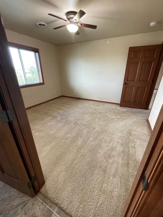 Building Photo - 2 Bedroom, 2 Bathroom Upper Available