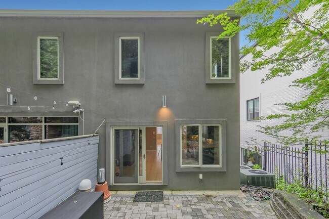 Building Photo - 760 Undercliff Ave