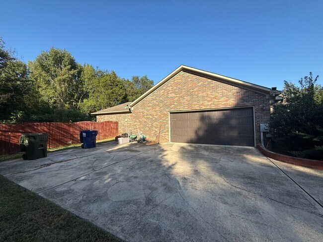 Building Photo - 4/2 Home Available Now!