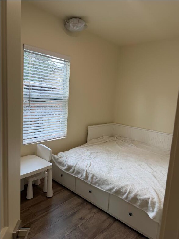 Building Photo - 5209 S Pine St