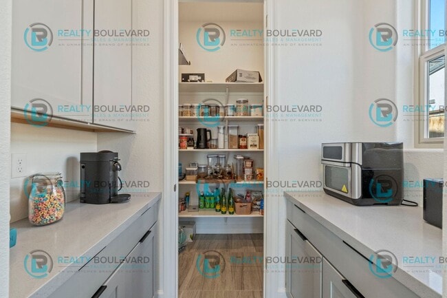 Building Photo - Stylish 3-Bedroom Sanctuary with Sophistic...