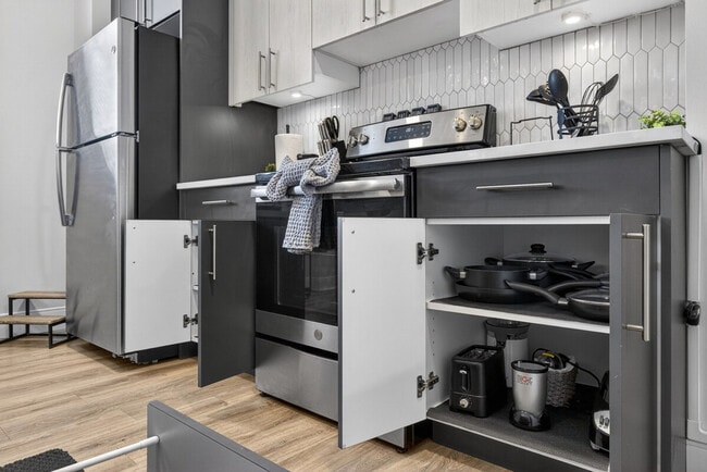 Building Photo - 1424 N Park Pl