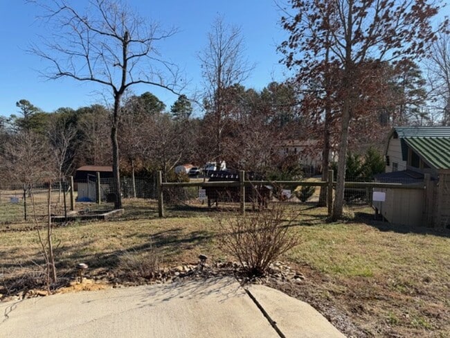Building Photo - Dandridge 37725 - FULLY FURNISHED 3 bedroom, 2 bath Updated Basement Ranch on 1+ Acre. Pets Welco...