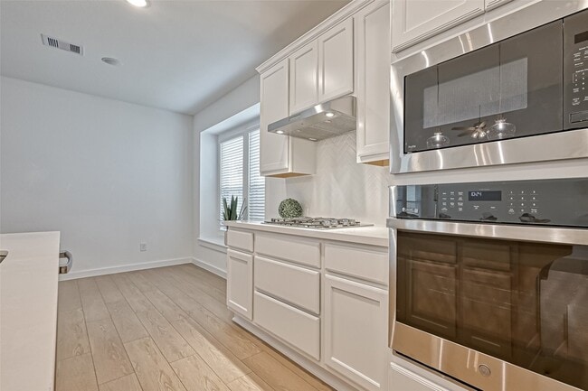 Building Photo - 323 Highland Bayou Dr