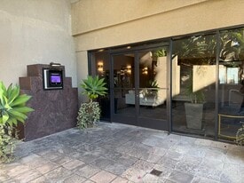 Building Photo - 2222 N Beachwood Dr