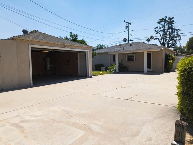 Building Photo - 5802 N Vista St