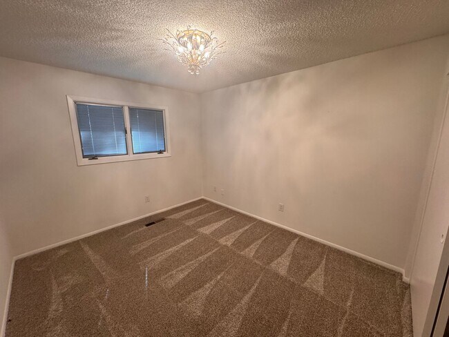 Building Photo - 4860 Lakeside Dr