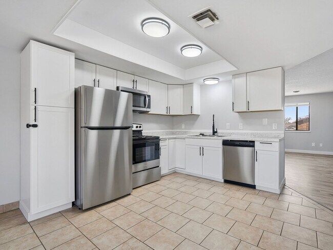 Building Photo - Palisade Perfection: Remodeled Condo Steps from Downtown!