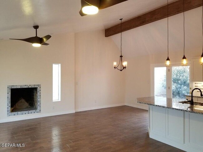 Building Photo - 129 S Apache Gold Lp