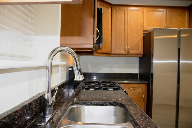 Building Photo - 2007 W Fargo Ave