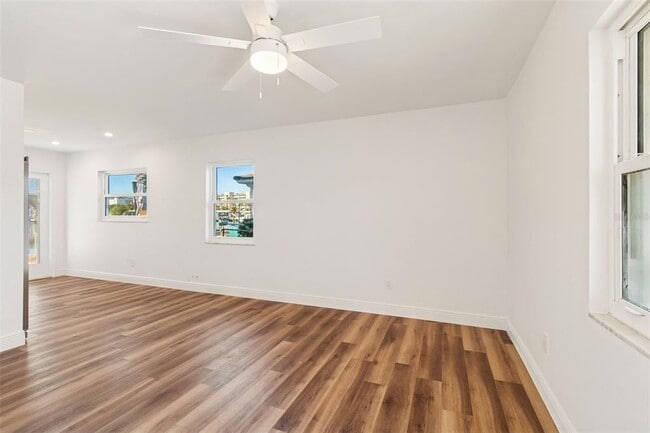 Building Photo - 14919 N Bayshore Dr
