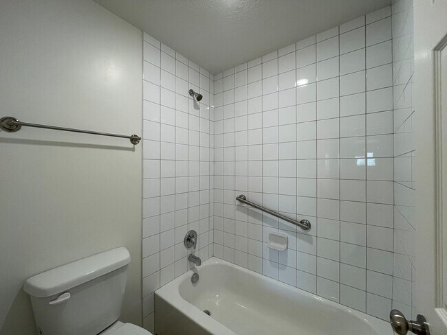 Building Photo - Remodeled 2 Bedroom 2 Bathroom Condo Near BYU
