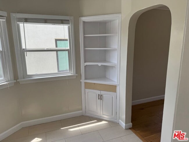 Building Photo - 424 S Roxbury Dr