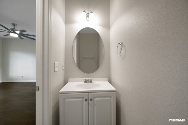 Building Photo - Spacious Townhome in Aurora
