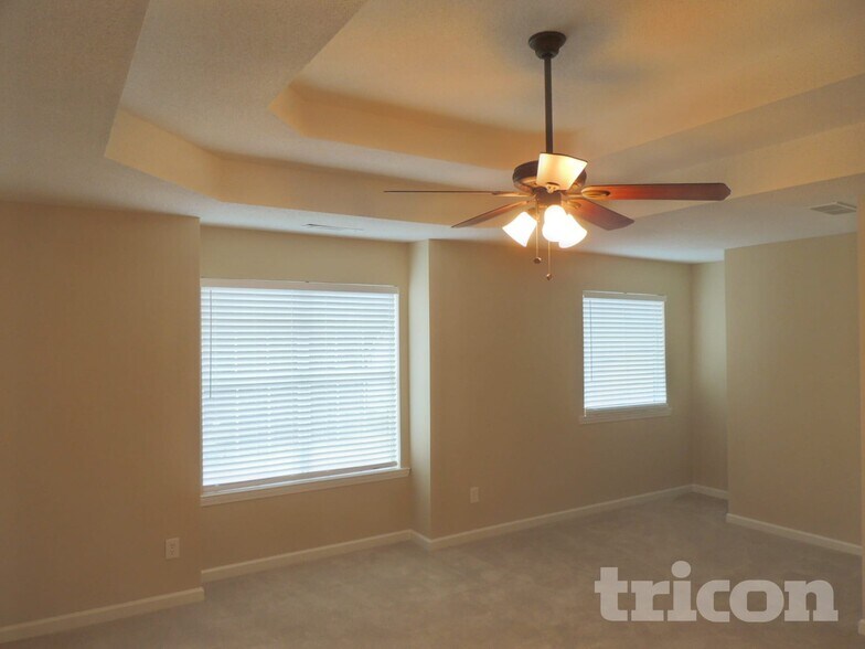 Building Photo - 214 Amber Trce