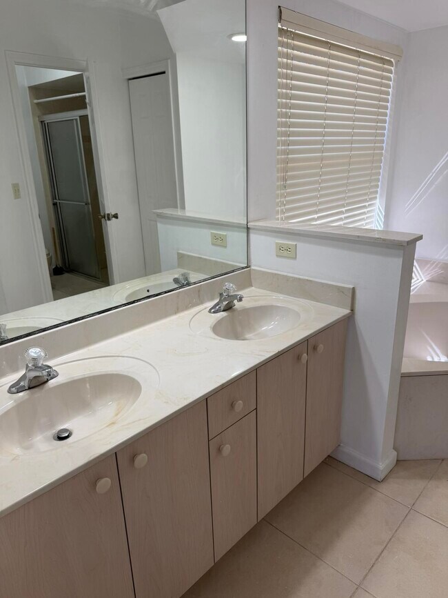 Building Photo - 137 SW Meade Cir