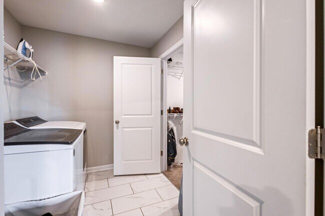 Building Photo - 3580 Hilltop Trl