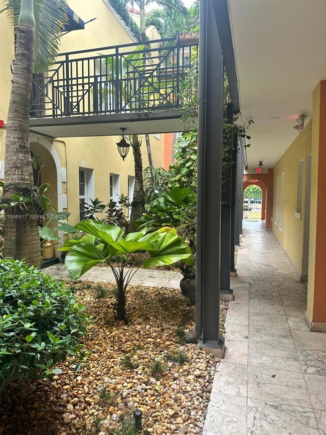 Building Photo - 4812 Pine Tree Dr