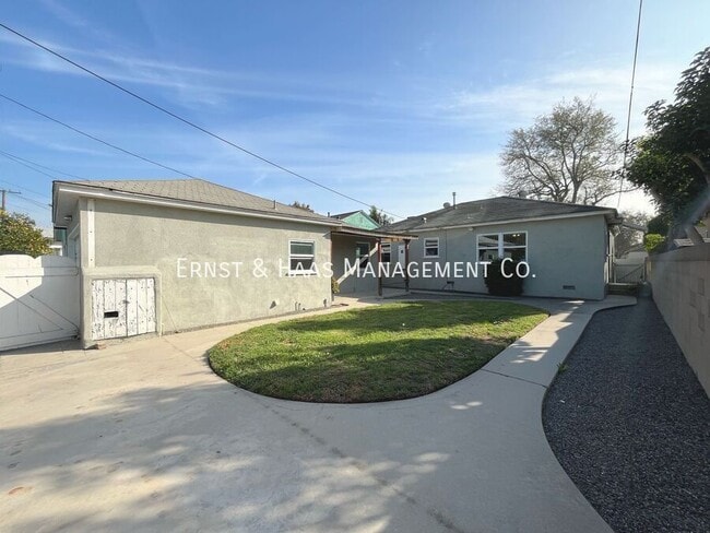 Building Photo - 215 E Scott St