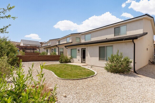 Building Photo - 4 bed | 2.5 bath | 2 car in Desert Canyons