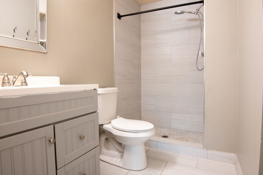 Building Photo - 8555 Fairmount Dr