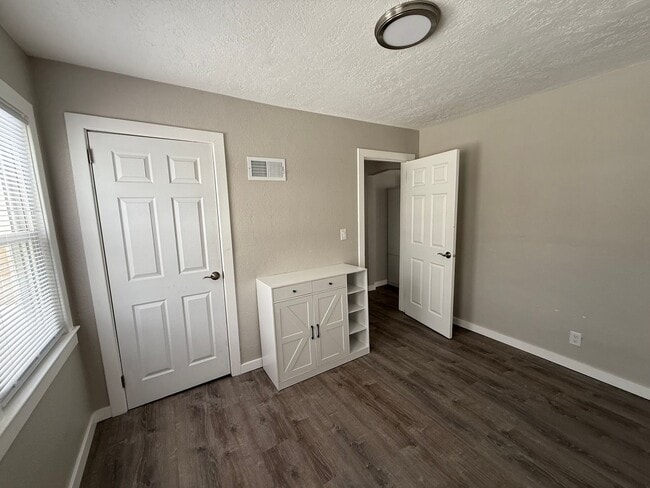 Building Photo - 3 Bedroom Home