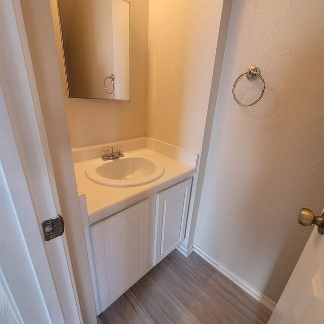 Building Photo - Perfectly Located near Medical Center