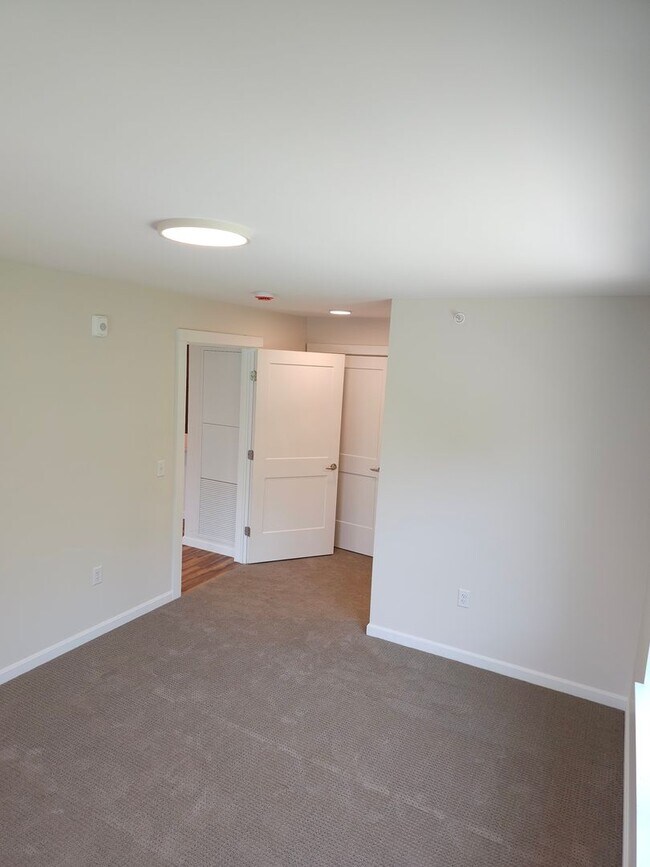 Building Photo - Village at Autumn Pond II: Corner 2 Bedroo...