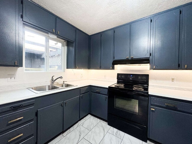 Building Photo - "Pool Home in the Center of Yuma!"