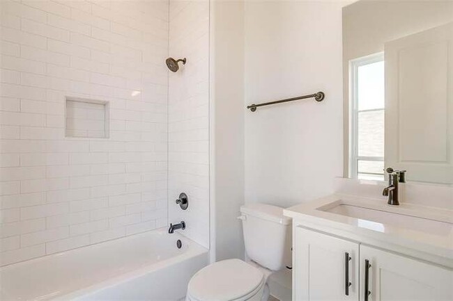 En-Suite - 711 W Abram St