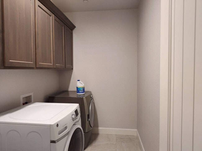 Building Photo - 1177 Bingham Dr
