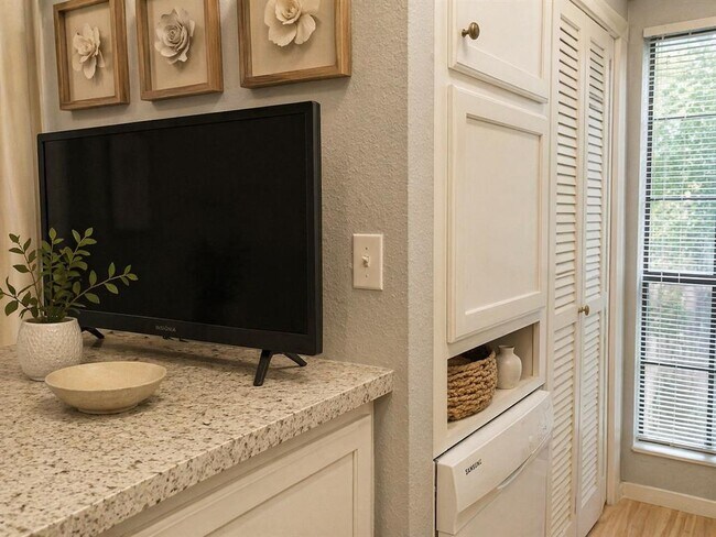 Building Photo - 1510 W N Loop Blvd