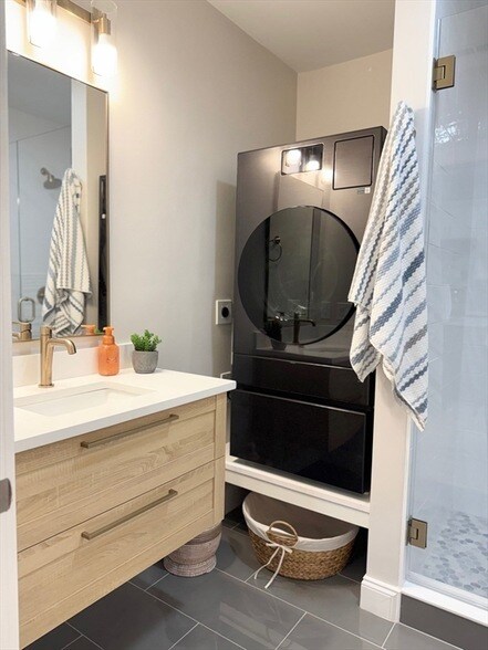 Building Photo - 587 E Broadway