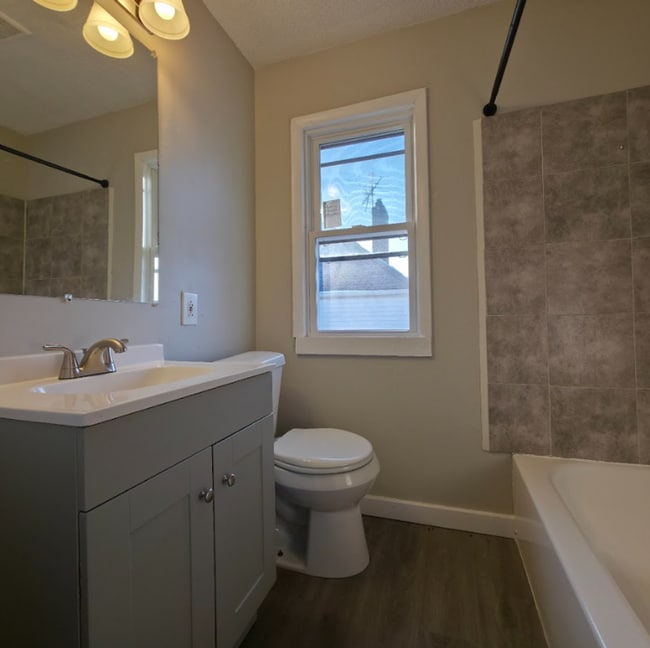 Building Photo - Single Family Home 3 beds 2 bath Available Now!