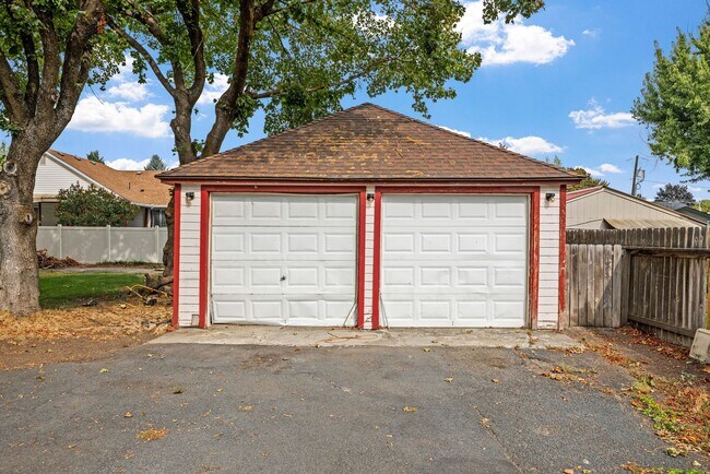 Building Photo - East Valley Home With Large Yard!