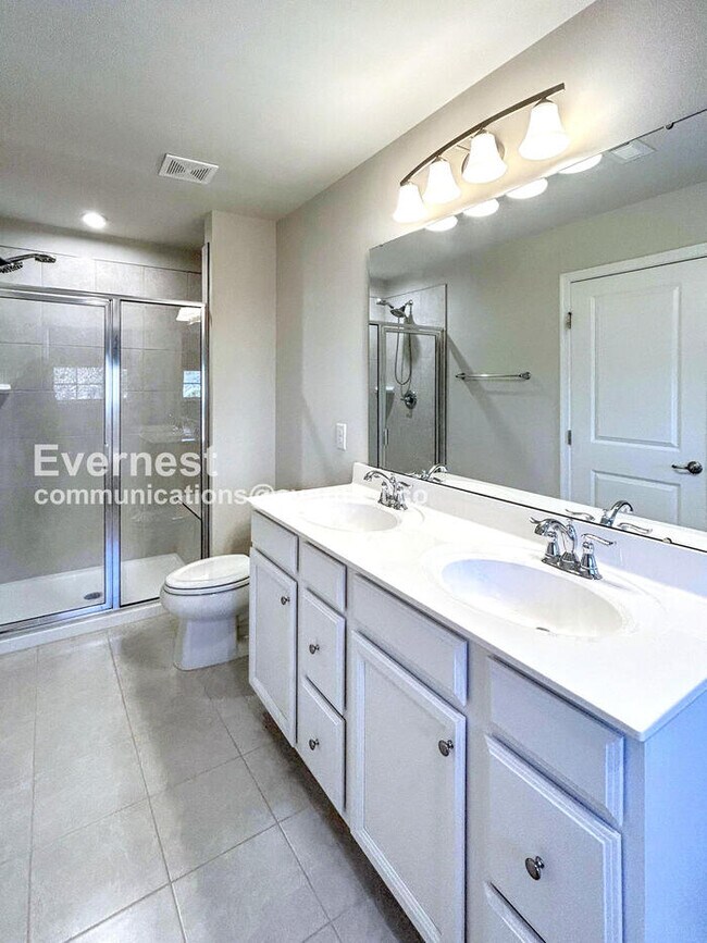 Building Photo - 4 Bed/3.5 Bath Townhome with Garage / Pet-...