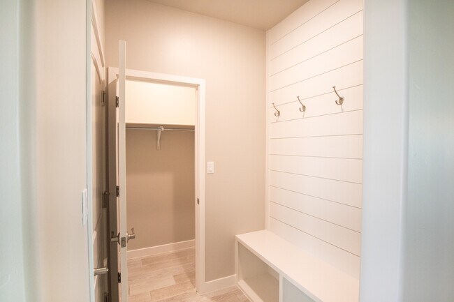 Building Photo - 3019 San Jenaro Dr