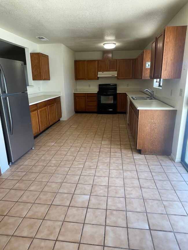 Building Photo - 3 Bed 2 Bath Contact Property Pros Realty ...
