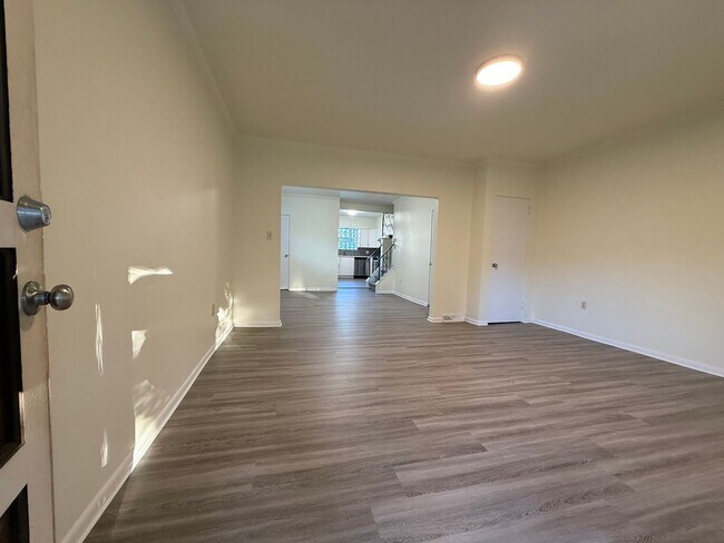 Building Photo - Newly updated 2BR house with yard, off str...