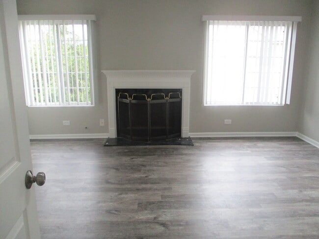 Building Photo - 989 Mesa Dr