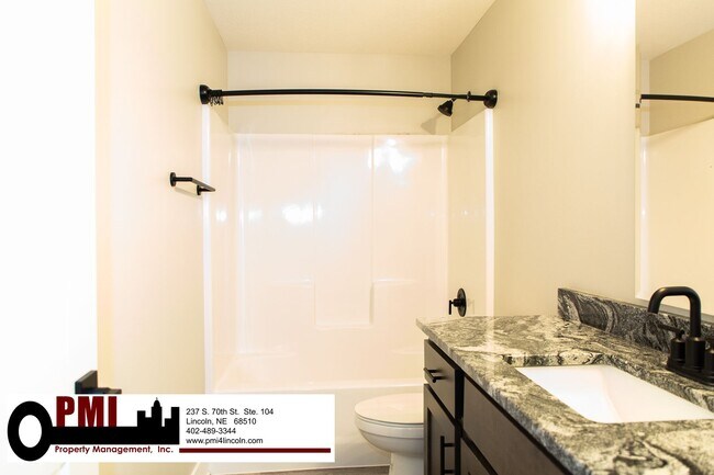 Building Photo - 5 Bedroom and 3 Bathroom House