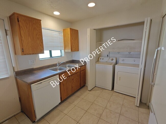 Building Photo - 3318 E Bellevue St