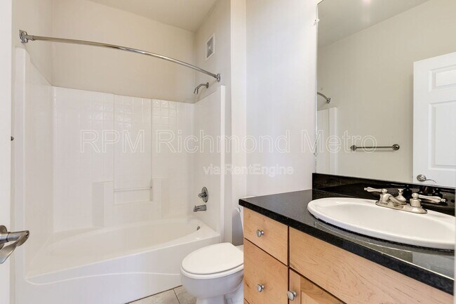 Building Photo - 1321 1/2 E Main St