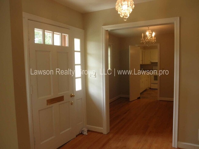 Building Photo - Conveniently Located, Spacious Salem Home
